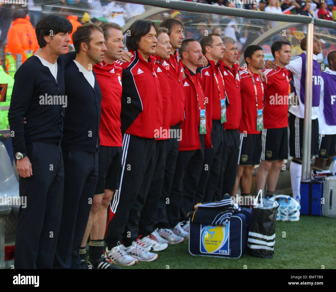 JOACHIM LOEW & BANC ALLEMAND D'ALLEMAGNE/SERBIE NELSON MANDELA BAY STADIUM PORT ELIZABETH AFRIQUE DU SUD 18 Juin 2010 Banque D'Images