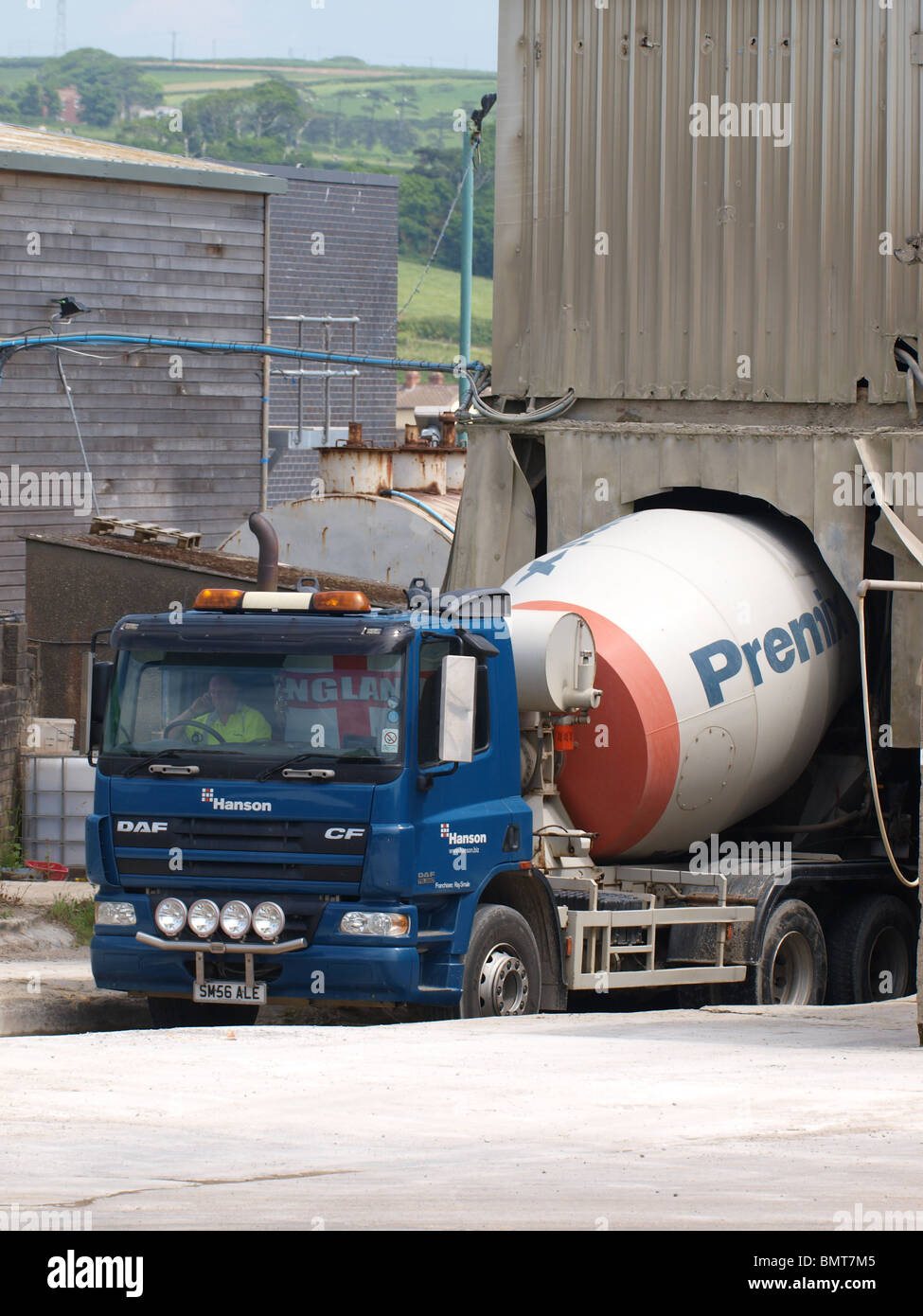 Le remplissage des camions de ciment, UK Banque D'Images