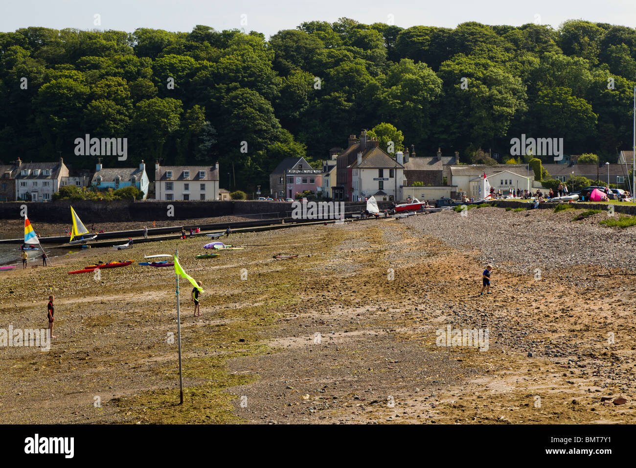 La plage de galets à Dale dans Pembrokeshire avec maisons et hôtels dans l'arrière-plan. Banque D'Images