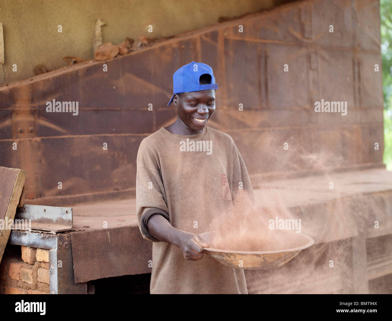 Homme africain travaillant avec le cobalt après le génocide rwandais Banque D'Images