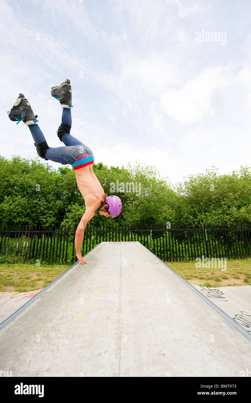 En ligne patineur dans l'action au skate park construit à cet effet à Leigh on Sea , Essex, UK. Banque D'Images