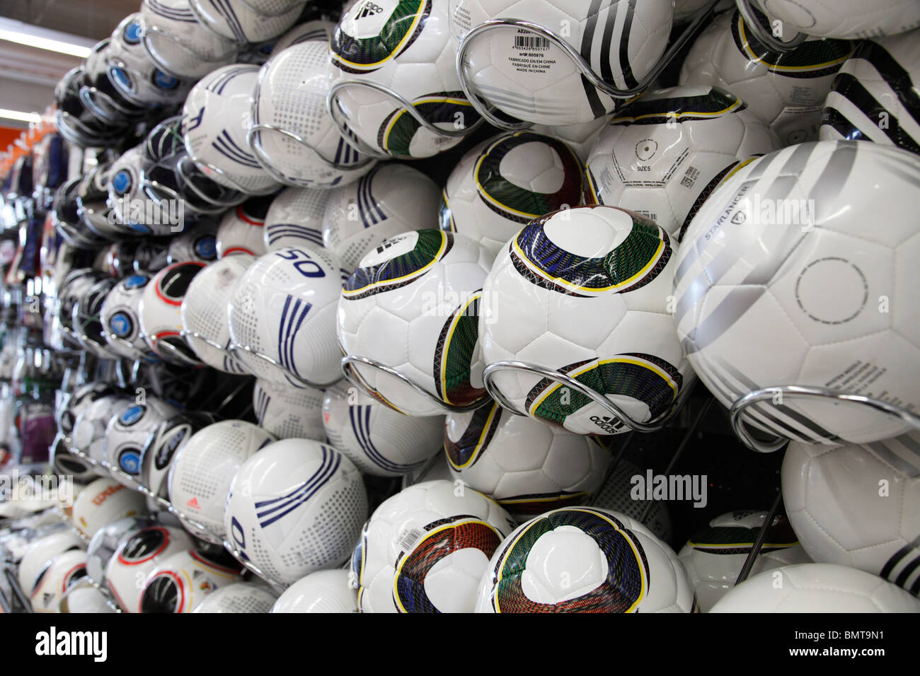 Les ballons de football dans un magasin de sport Banque D'Images