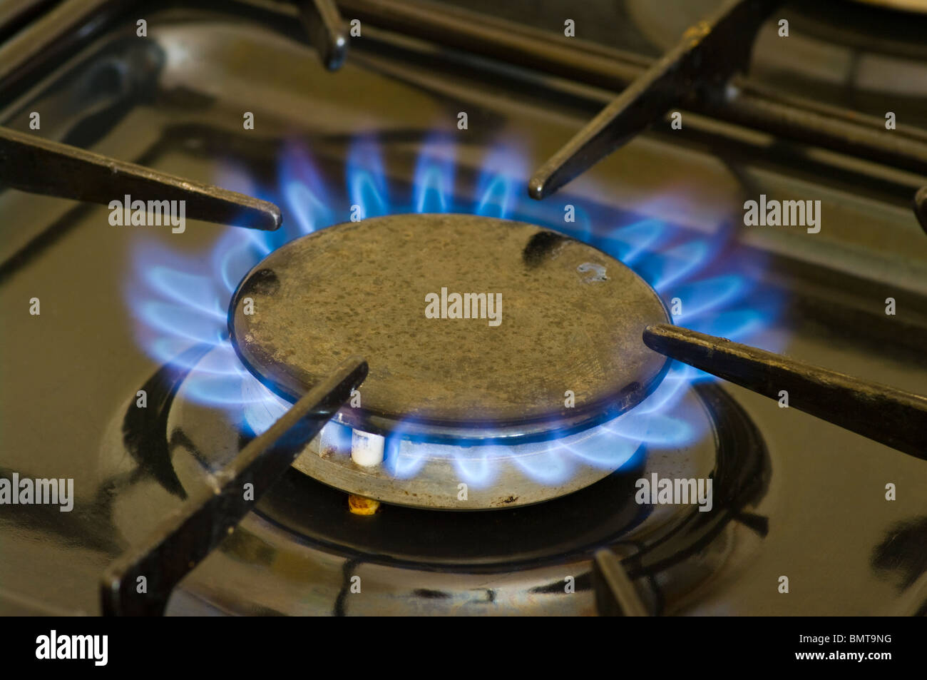 L'anneau de gaz allumé sur une cuisinière Banque D'Images