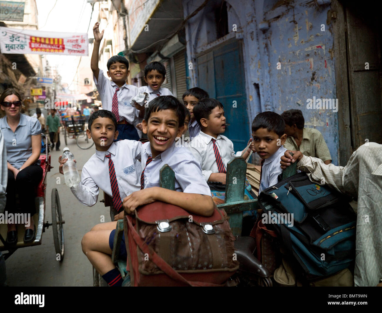 Delhi, Inde Schooboys;équitation sur un pousse-pousse Banque D'Images