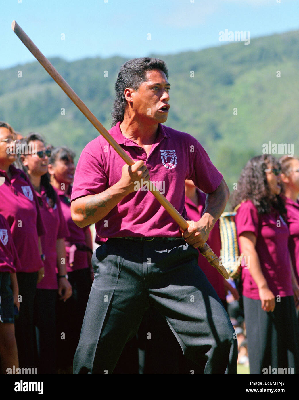 Défi powhiri vigoureuse par les membres d'Manutaki Te Roopu Trentham Race Course Upper Hutt Nouvelle-zélande Banque D'Images