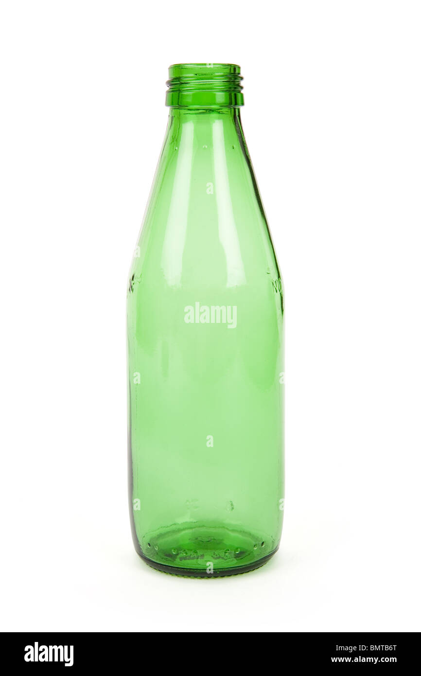 Une bouteille en verre vert avec fond blanc Banque D'Images