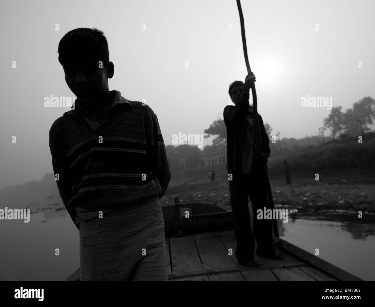 Agra, Inde;Deux hommes sur un bateau le long d'une rivière en barque Banque D'Images