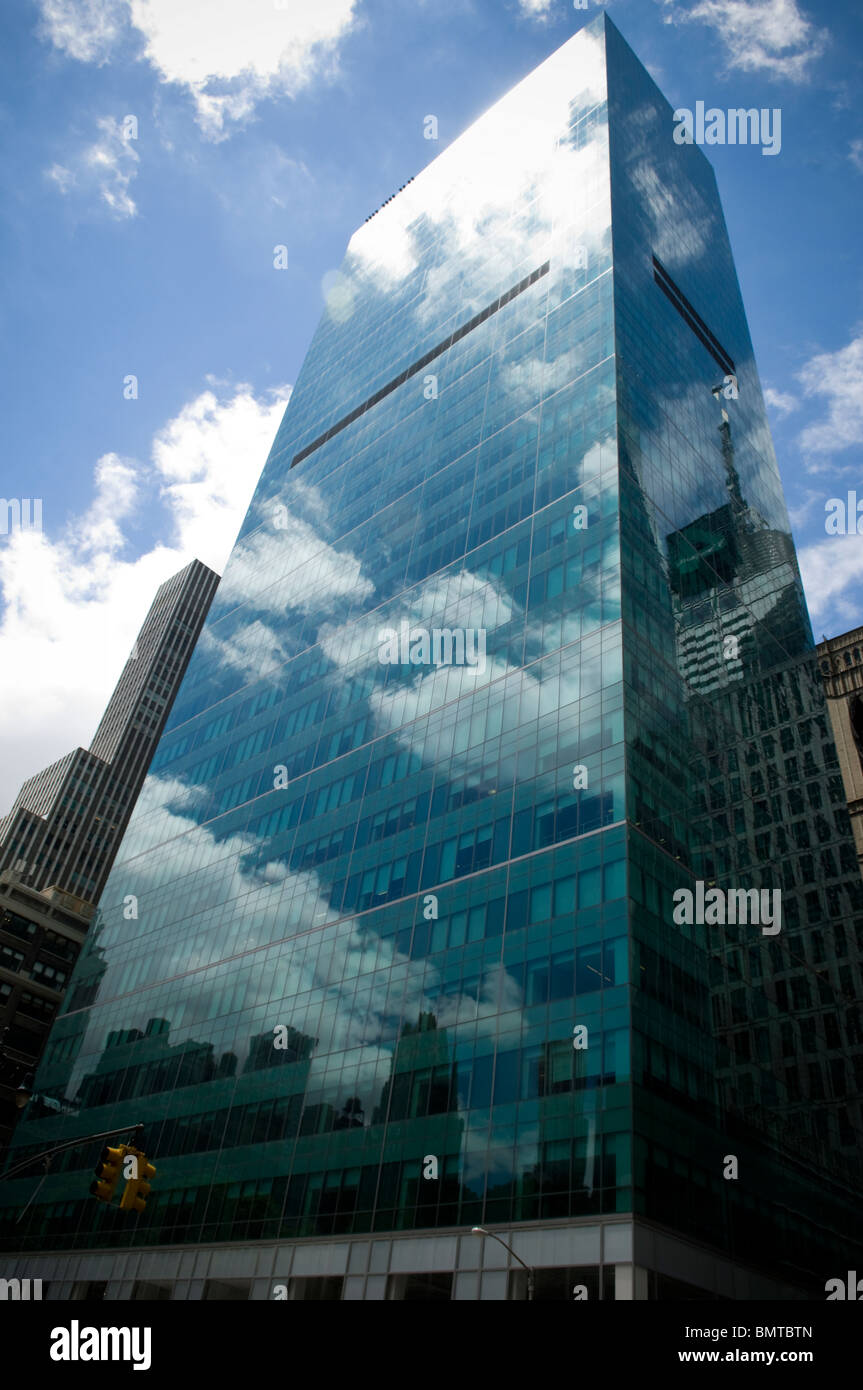 L'ancien bâtiment Verizon à côté de Bryant Park à New York vu le Jeudi, 17 juin 2010. (© Frances M. Roberts) Banque D'Images