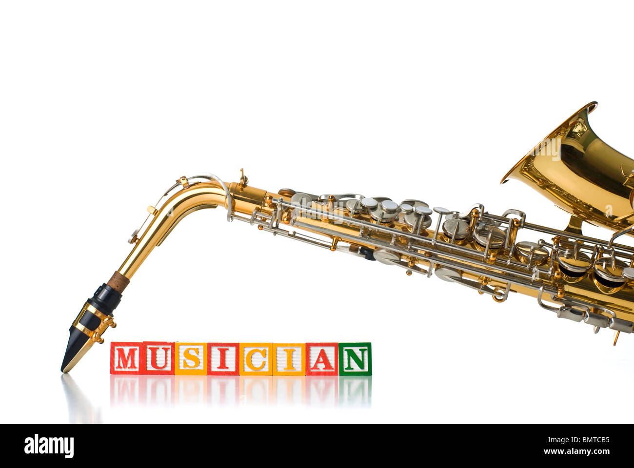 Enfants colorés blocks spelling musicien avec un saxophone alto Banque D'Images