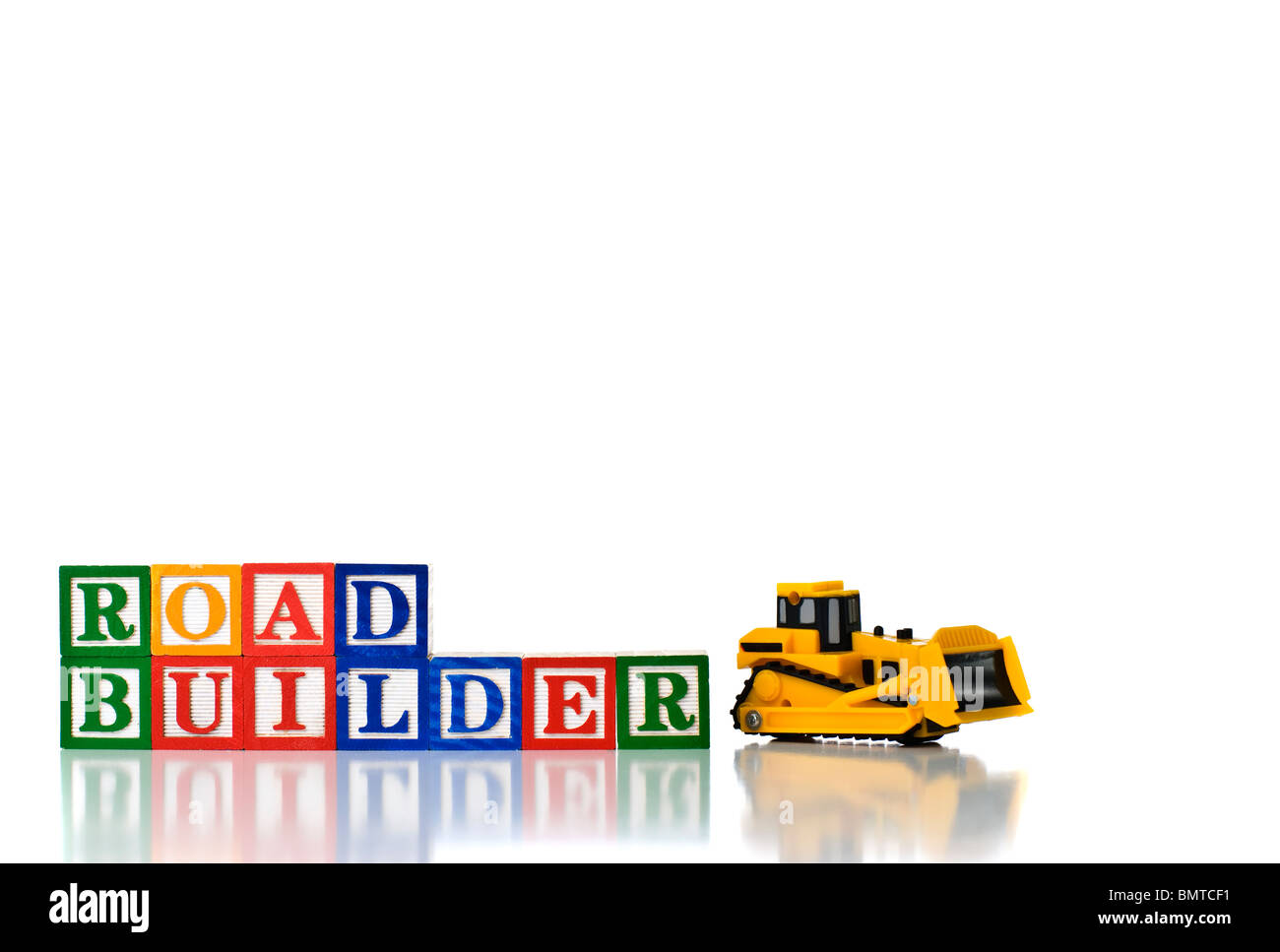 Enfants colorés blocks spelling ROAD BUILDER avec bulldozer modèle Banque D'Images