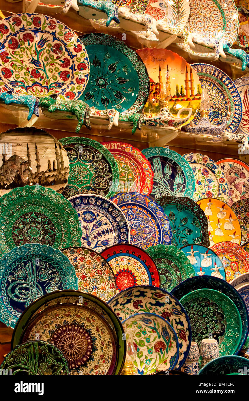 Turc à la main les plaques pour la vente, l'Kapalicarci, Istanbul, Turquie Banque D'Images