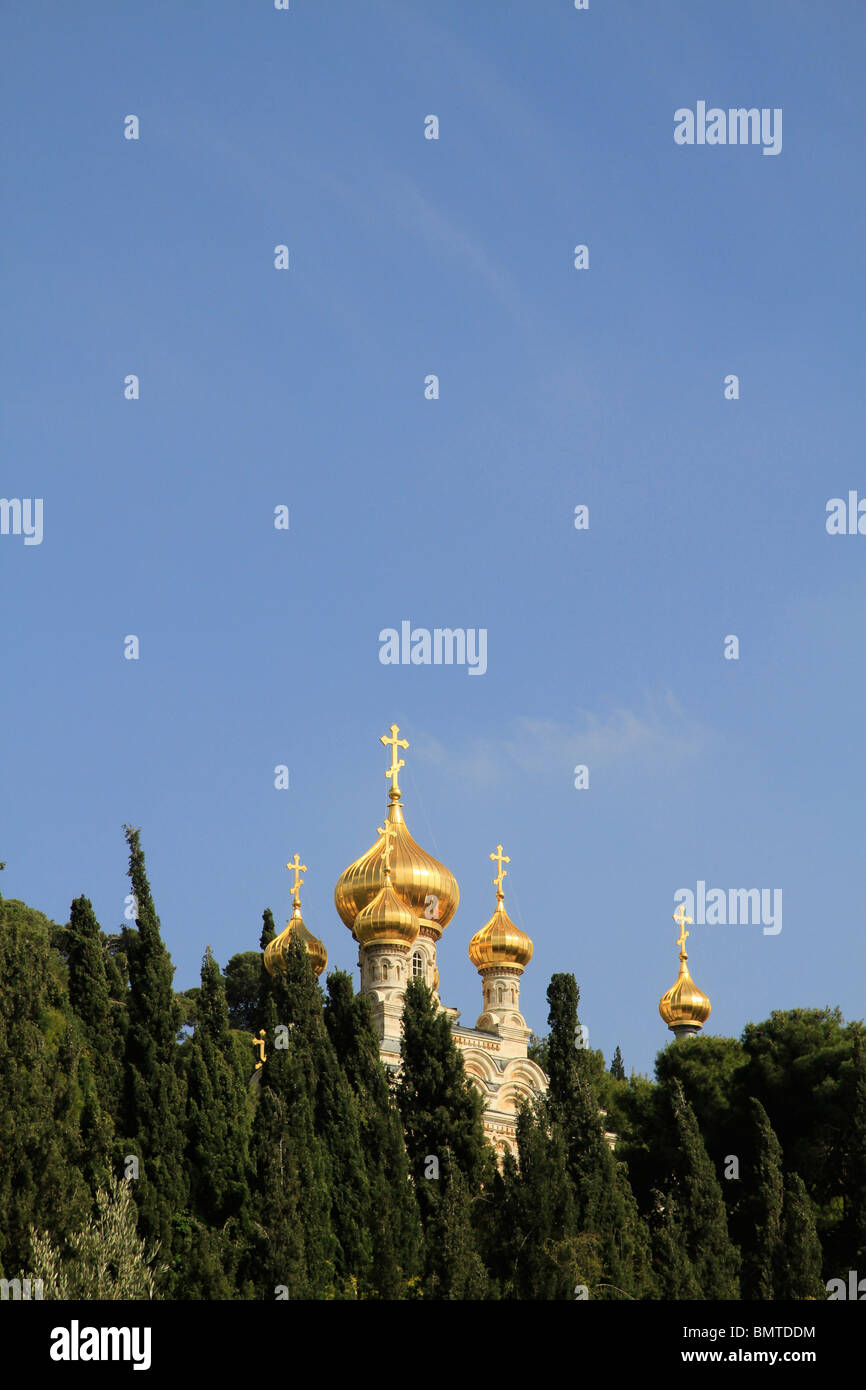 Israël, Jérusalem, l'oignon d'or coupoles de l'Église orthodoxe russe de Sainte Marie Madeleine sur le Mont des Oliviers Banque D'Images