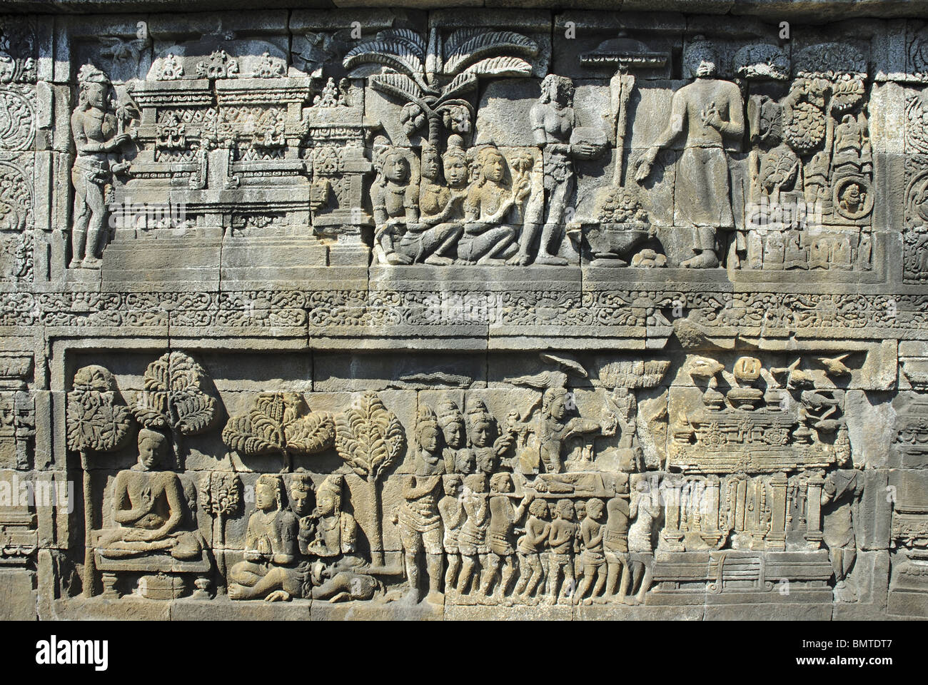 Indonesia-Java-Borobudur, panneau supérieur- montre dévots rendant hommage à Bouddha. Panneau inférieur gauche, montre- Bouddha dans Padmasan Banque D'Images