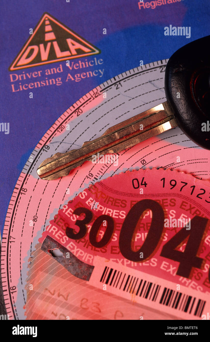 Clés du véhicule,disque tachymètre dvla document d'enregistrement de disque d'impôt et de l'argent pour la route voyage uk Banque D'Images