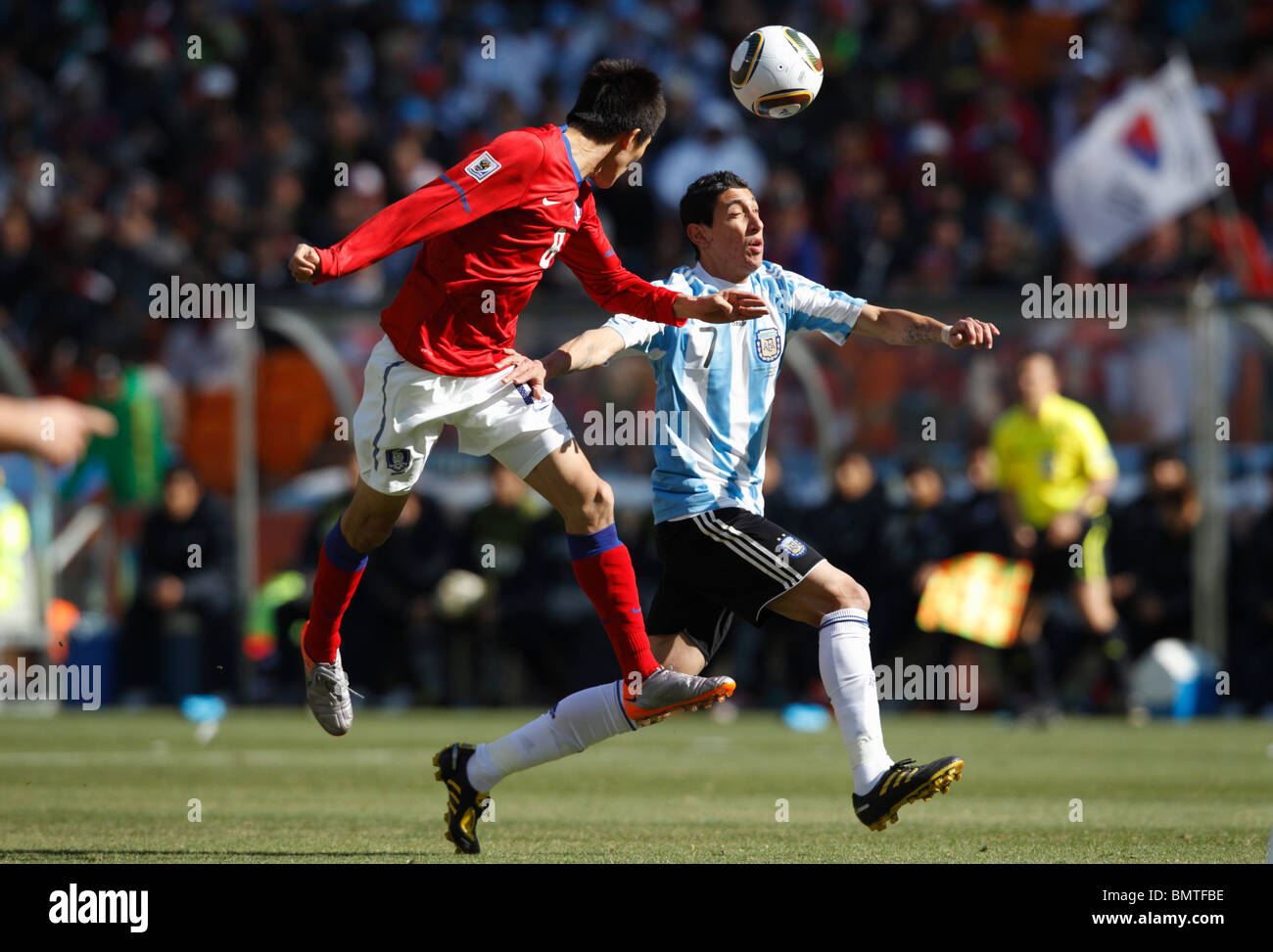 Jung Woo Kim, de la Corée du Sud (8) est à la tête de la balle contre Angel Di Maria de l'Argentine (7) lors d'un match de football de la Coupe du Monde 2010. Banque D'Images