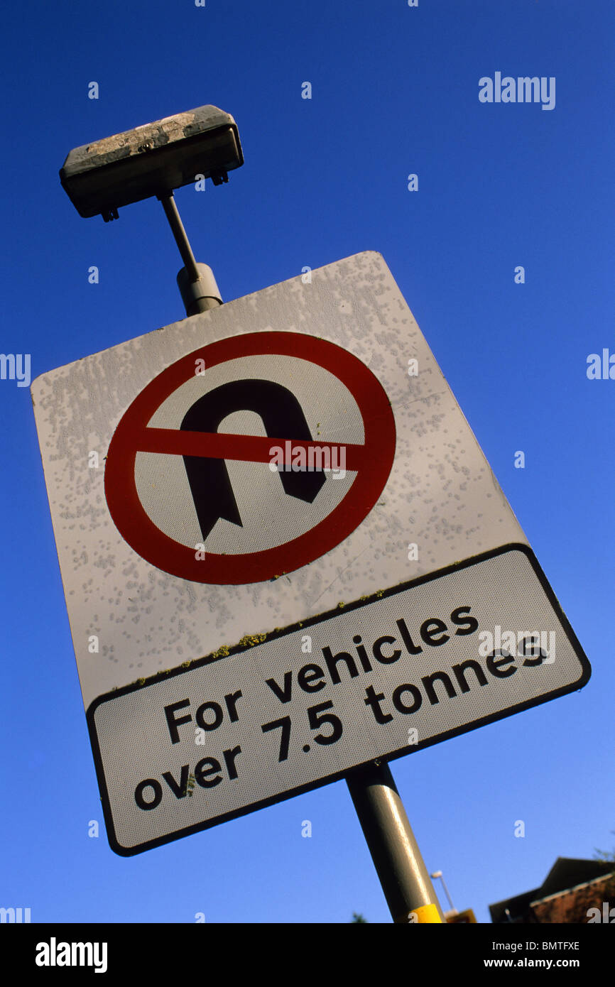 Roadsign avertissement de no u se transforme en route pour les véhicules de plus de 7,5 tonnes UK Banque D'Images