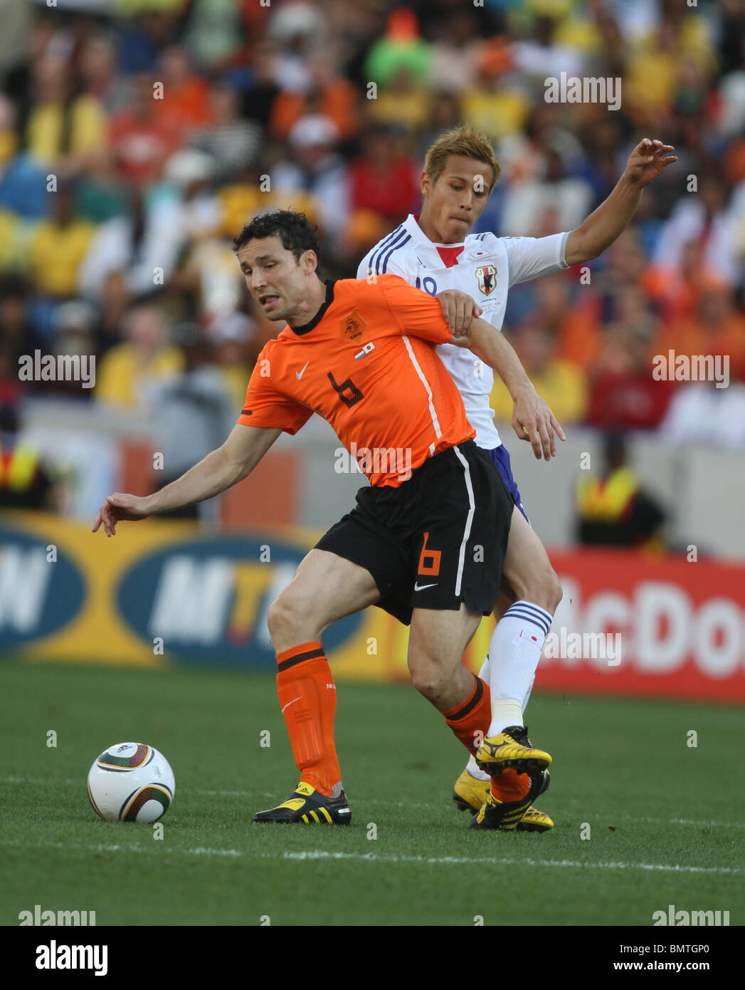 MARK VAN BOMMEL & KEISUKE HOND Pays-bas / JAPON STADE DE DURBAN DURBAN, AFRIQUE DU SUD 19 Juin 2010 Banque D'Images