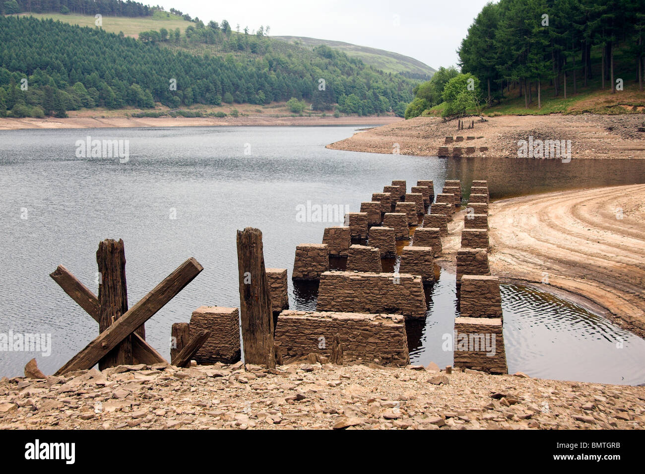 Structure ferroviaire désaffectée, réservoir Derwent, La Vallée de Derwent, Derbyshire, Angleterre, RU Banque D'Images