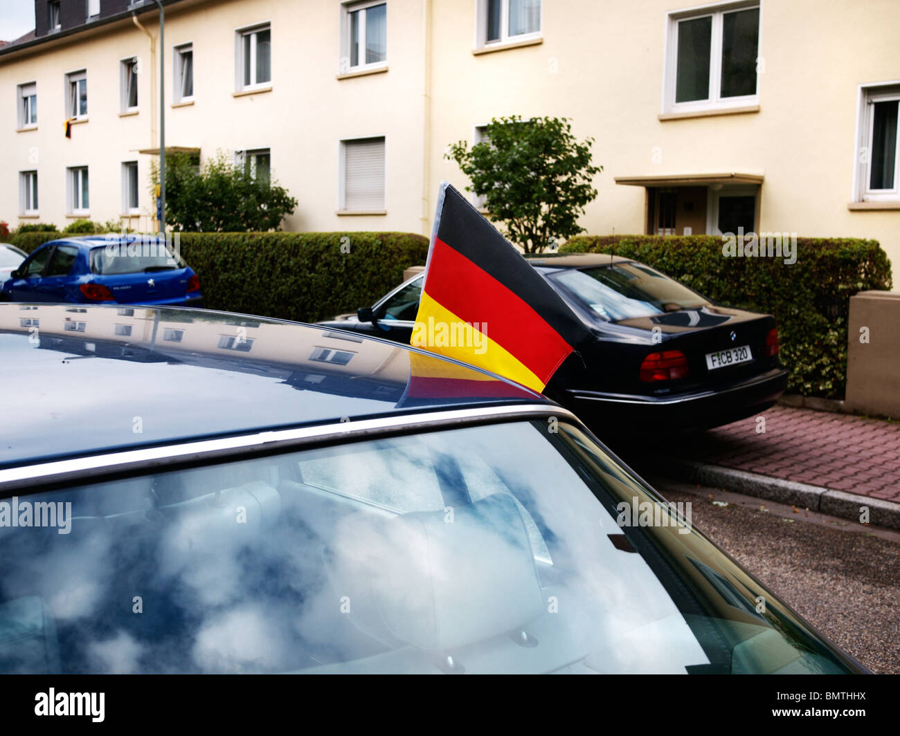 La Coupe du monde 2010 : drapeau allemand attaché à une voiture Banque D'Images