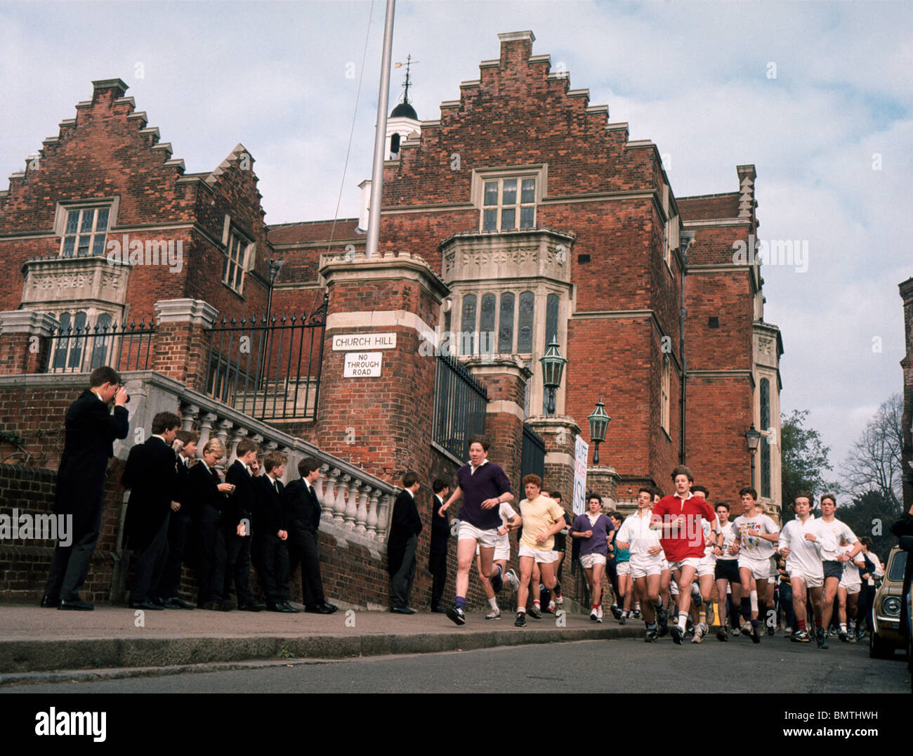 Harrow School début de la 'Long Ducker' exécuter des années 1980. Banque D'Images