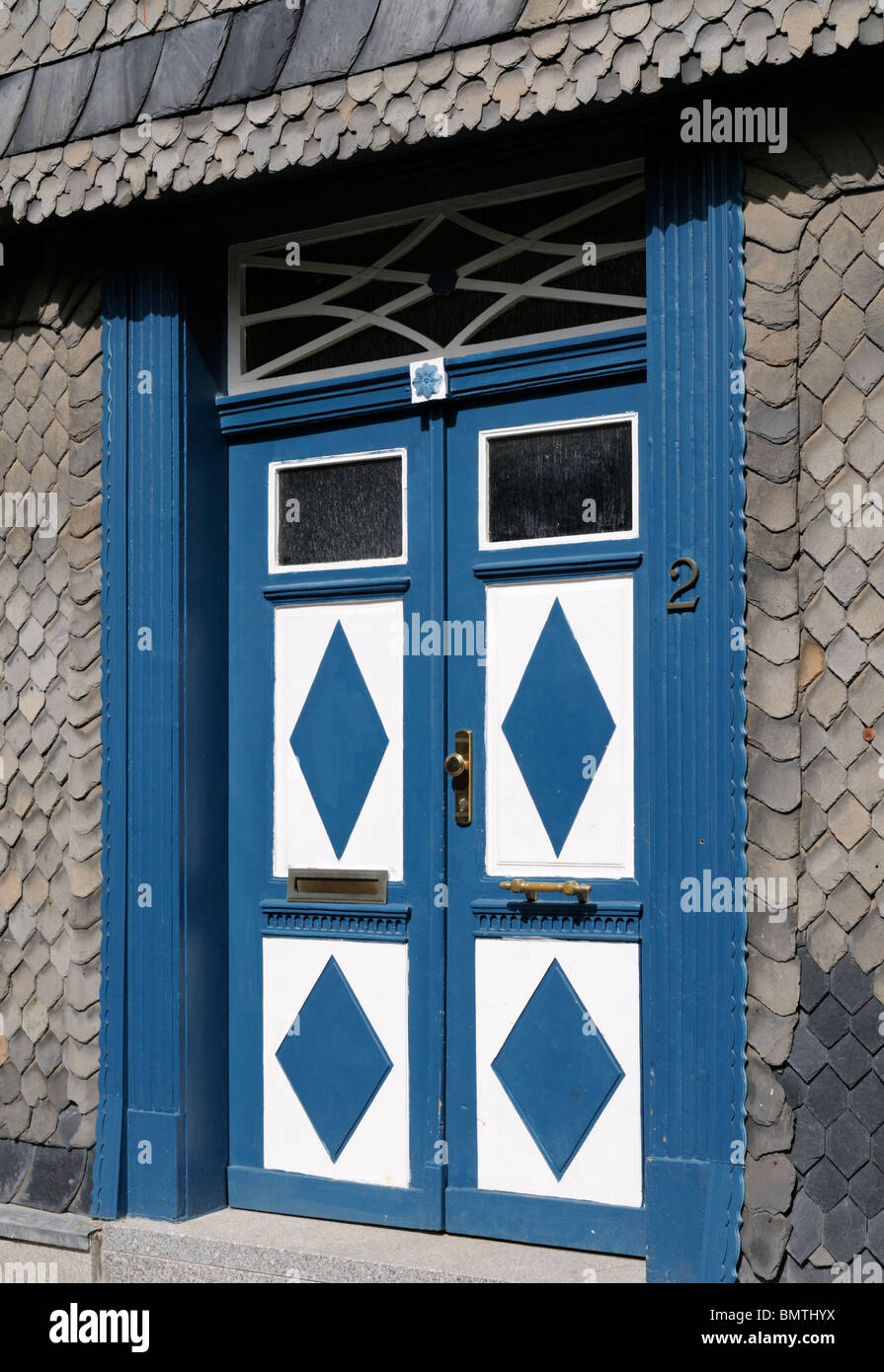 Außentür blau weiß mit Rauten, Goslar, Allemagne. - Porte extérieure bleu blanc avec diamants, Goslar, Allemagne. Banque D'Images