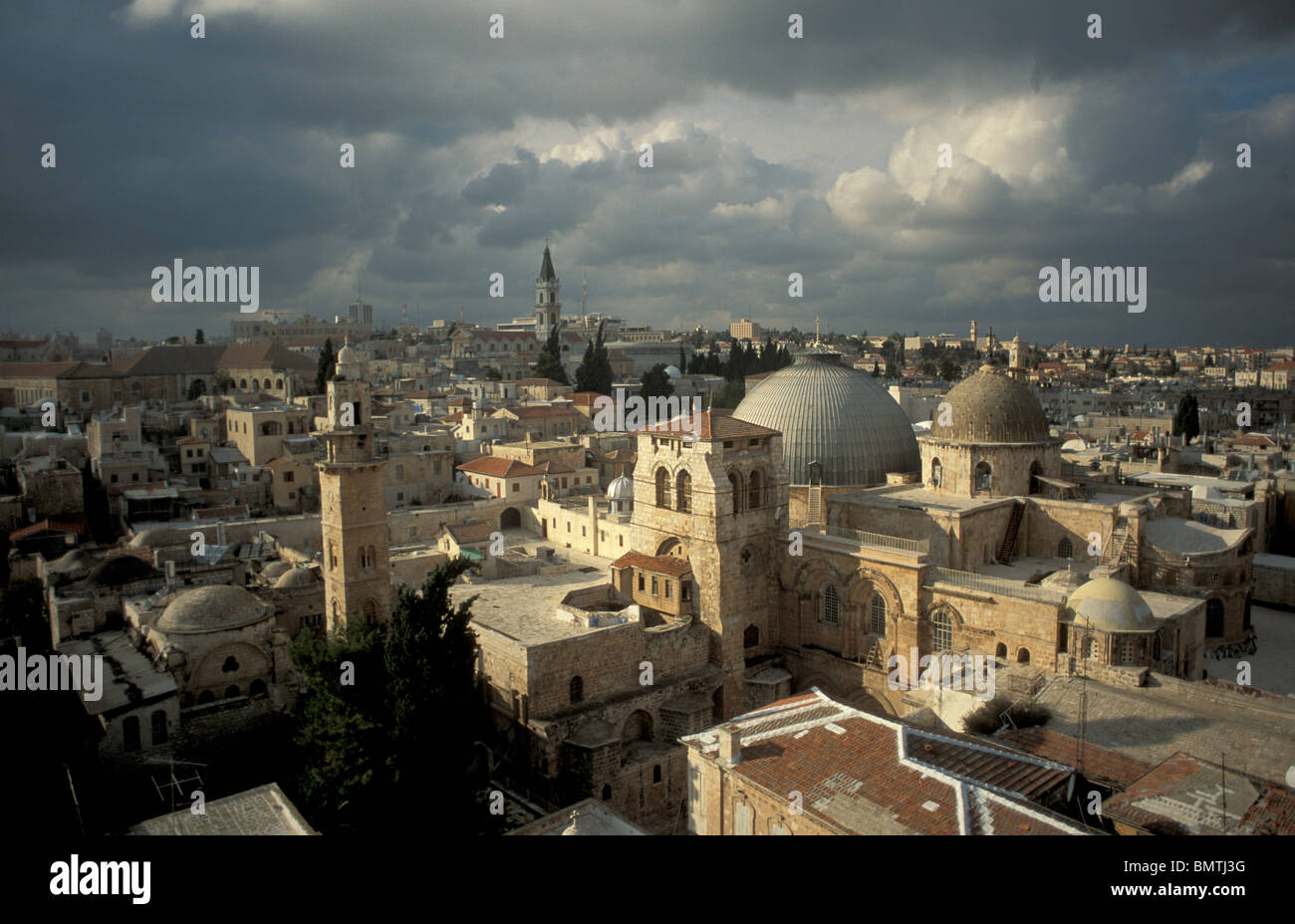 Israël, Jérusalem Vieille Ville, une vue sur l'église du Saint Sépulcre du clocher de l'Église du Rédempteur Banque D'Images