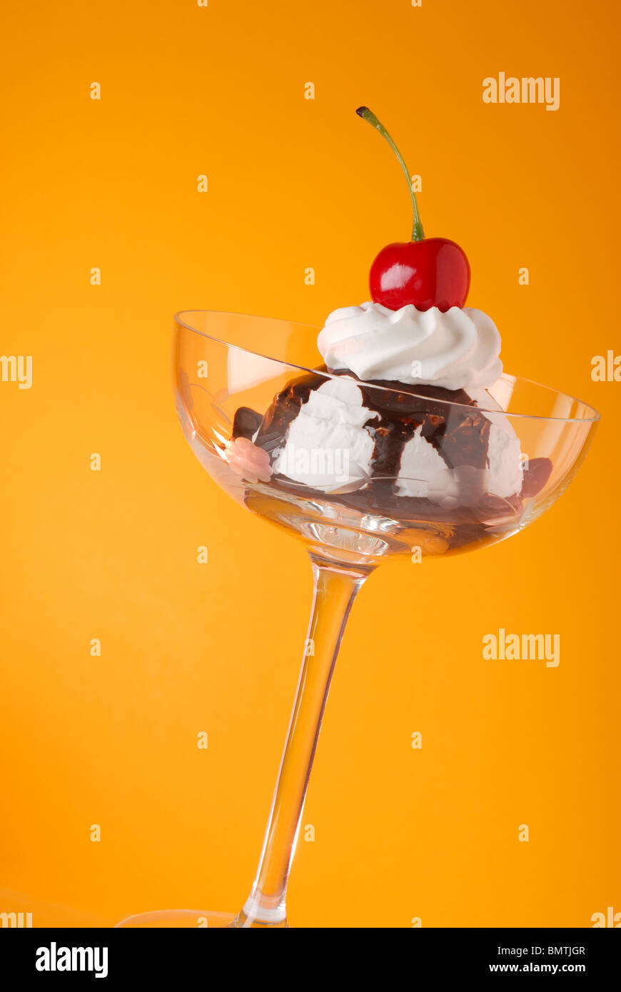 Image de crème glacée avec cherry studio isolé sur fond orange Banque D'Images