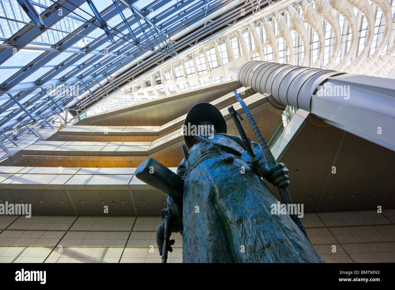 Statue de Ota Dokan, le samouraï architecte qui a conçu et construit son château en 1457, situé dans le Forum International Hall de Tokyo, au Japon. Banque D'Images