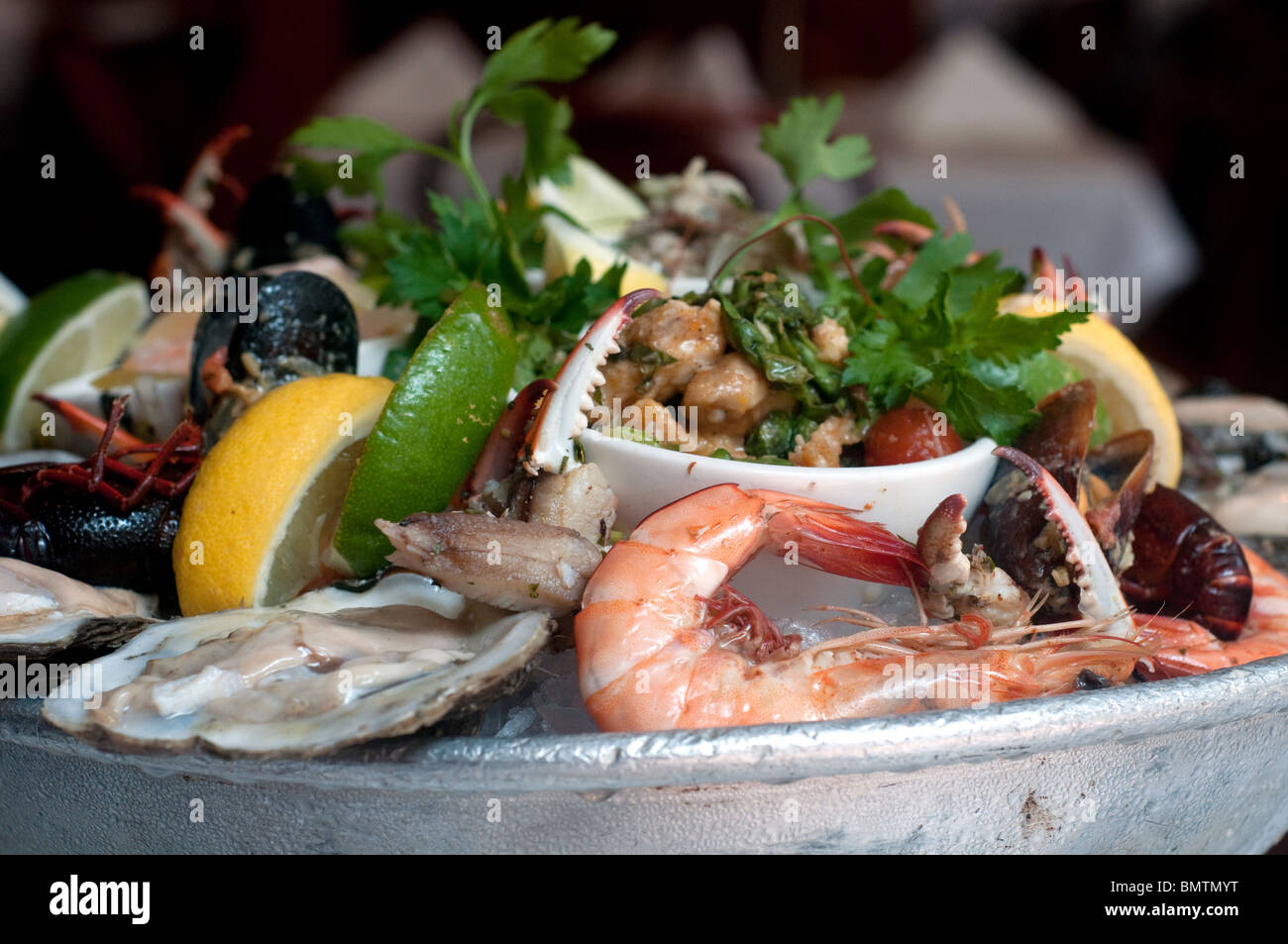 Plateau de fruits de mer appelé le 'Grand plateaux de fruits de mer', servi au restaurant de l'Hôtel Bourbon à la Nouvelle Orléans. Banque D'Images