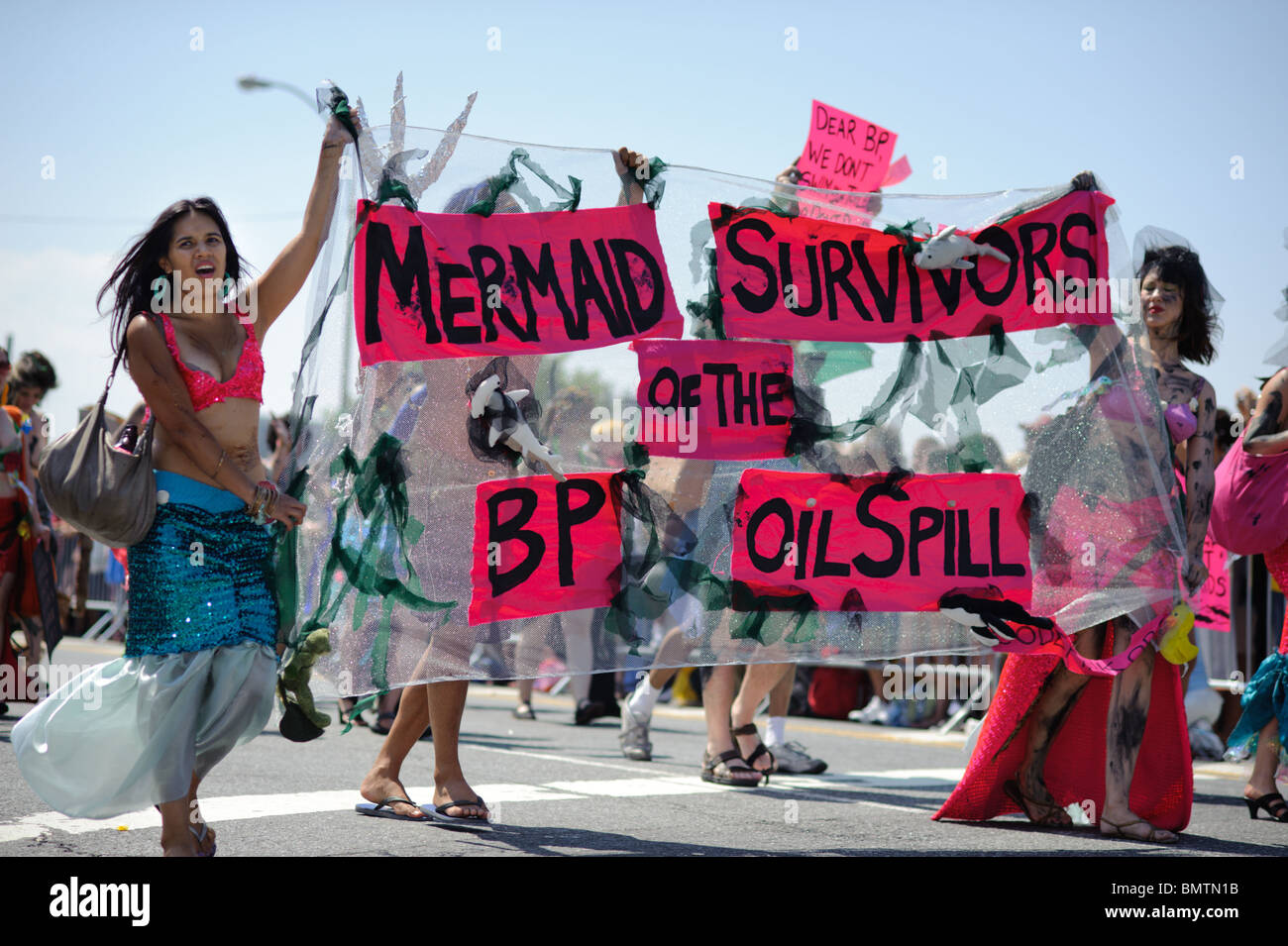 NEW YORK - Le 19 juin : Défilé participants protester contre la marée noire à la Mermaid Parade 2010 à Coney Island le 19 juin 2010. Banque D'Images