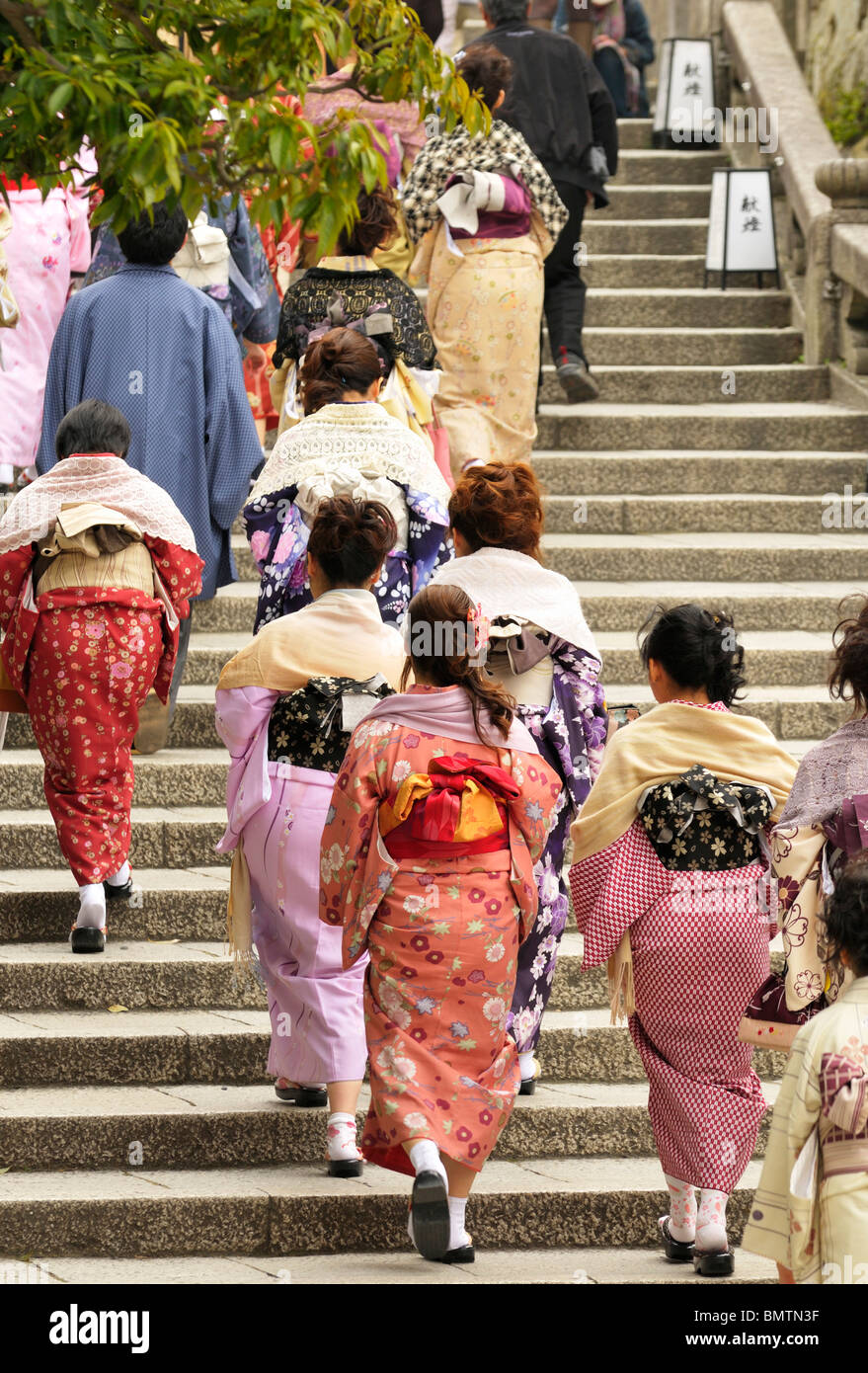 Les japonaises de Kimonos montent les escaliers du temple Otowa-san Kiyomizu Dera, Kyoto JP Banque D'Images