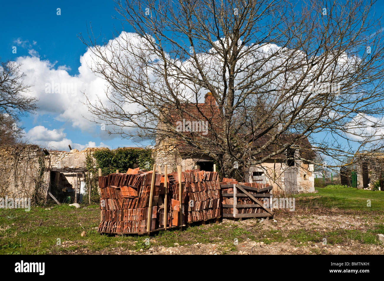 Des piles de tuiles en argile traditionnel régénérés pour projet de rénovation maison - France. Banque D'Images