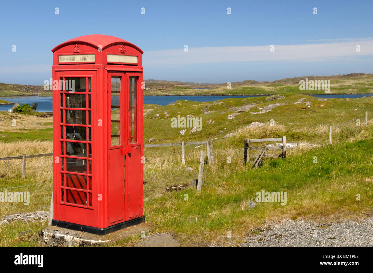 Old style red UK téléphone fort dans un cadre rural Banque D'Images
