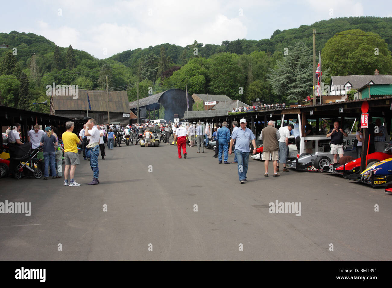 Le paddock à Shelsley Walsh Hill Climb, Worcestershire, Angleterre. Banque D'Images