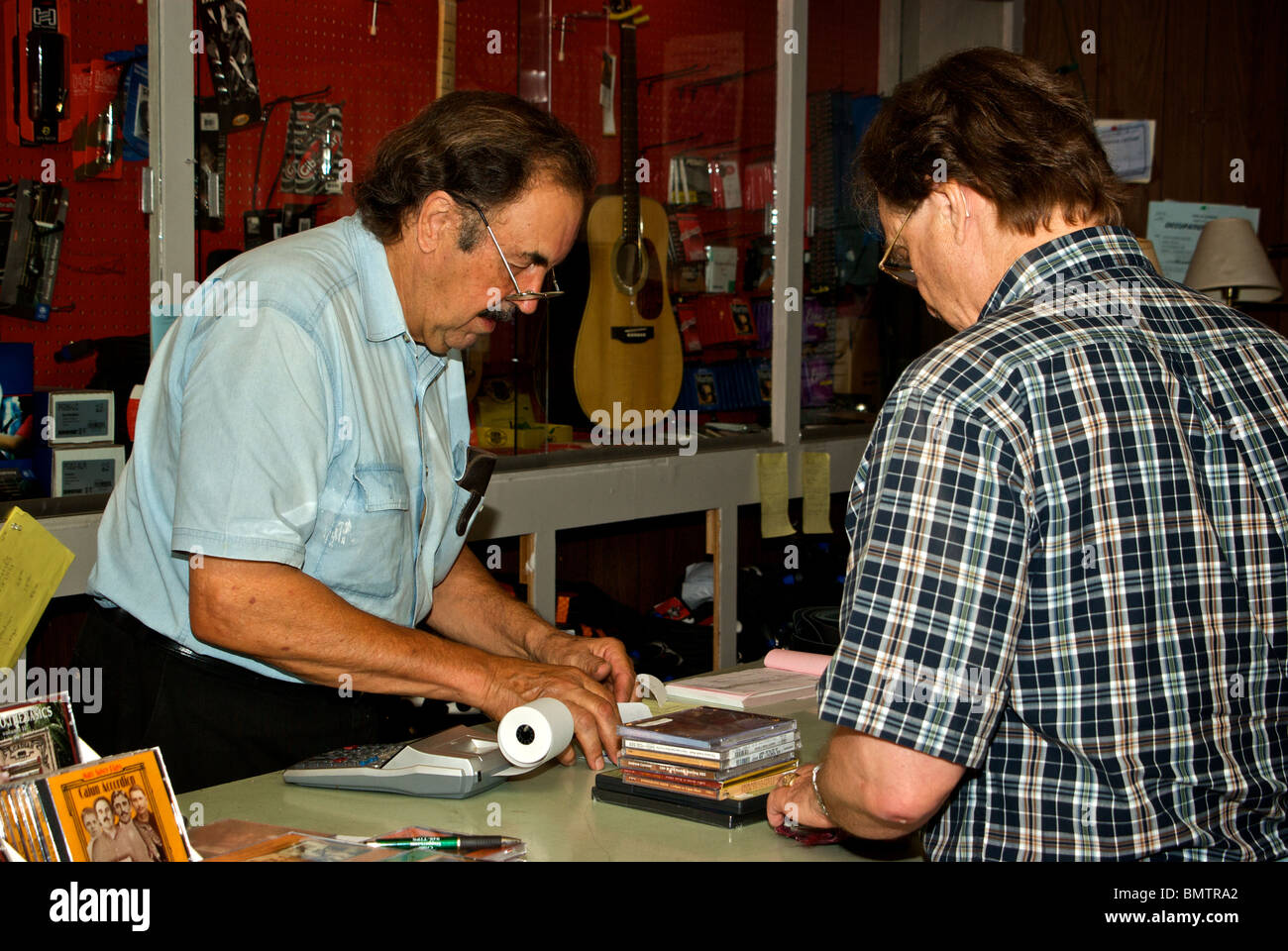 Marc Savoy propriétaire de centre de musique populaire a accueilli la musique Cajun jam session tous les samedi matin depuis 1966 Eunice LA Banque D'Images