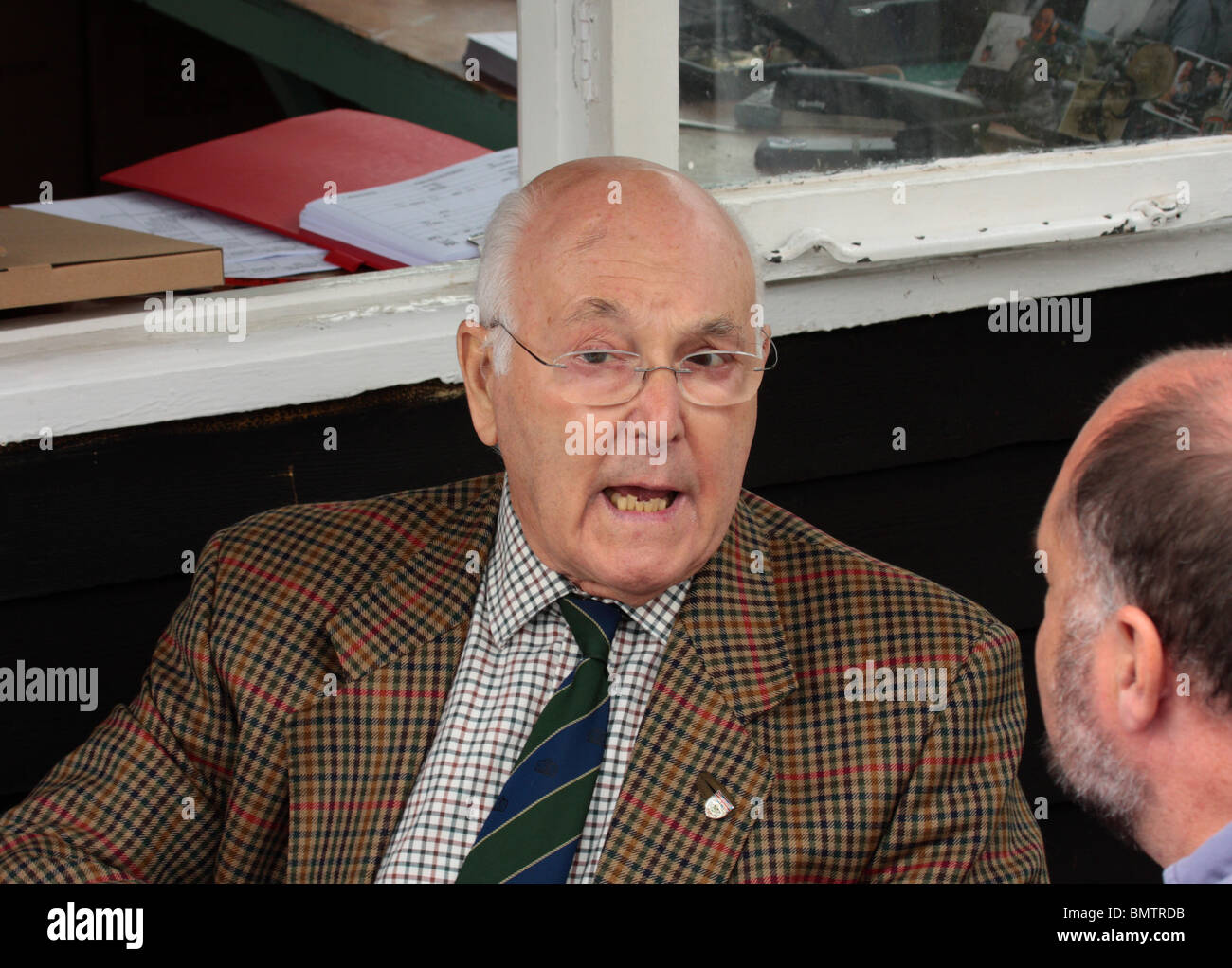 Murray Walker chatting at Shelsley Walsh Hill Climb, où il a commencé sa carrière de commentateur en 1948. Banque D'Images