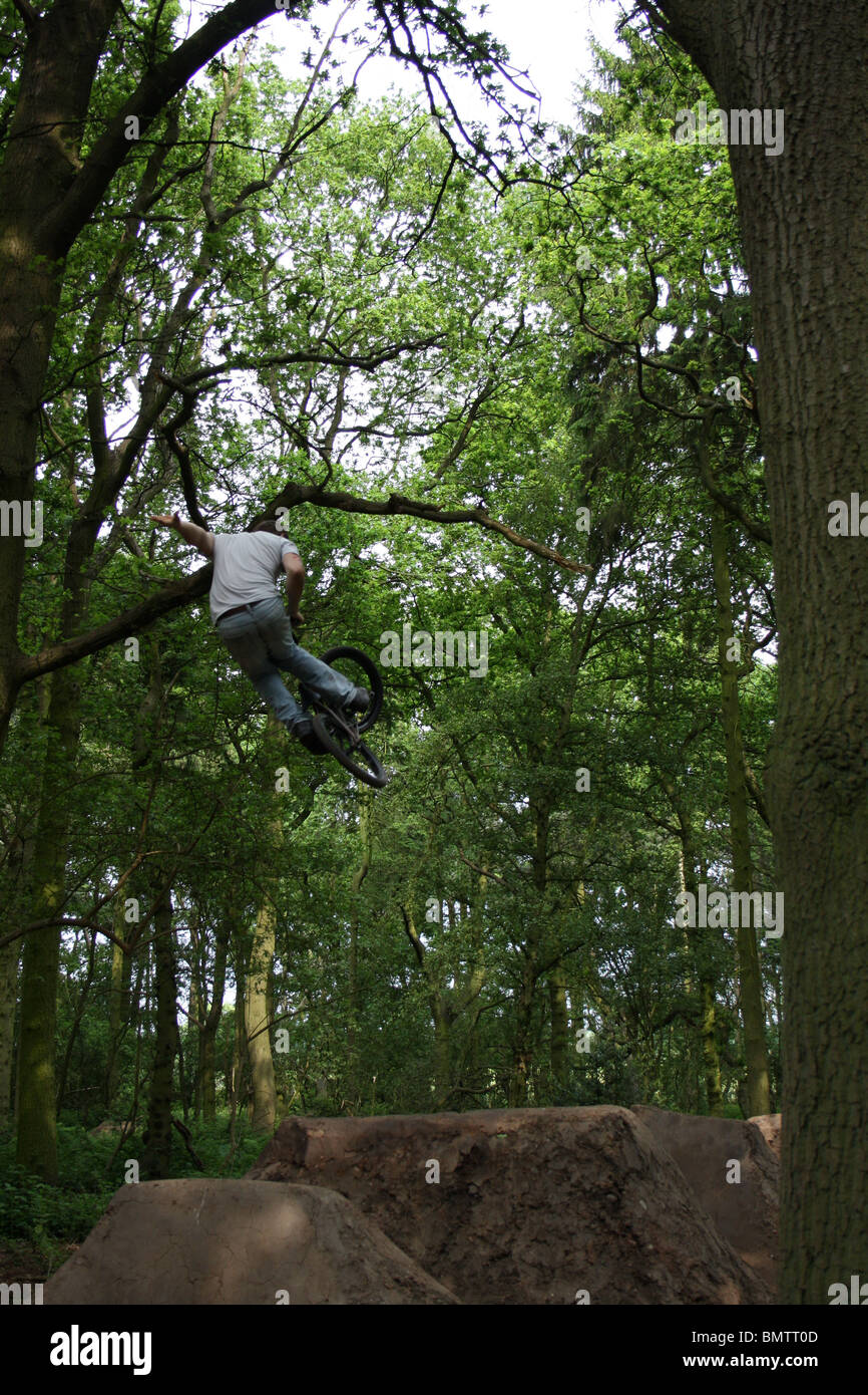 Awesom un droitier de Bob Stringer sur un grand écart Dirt Jump Photo ...