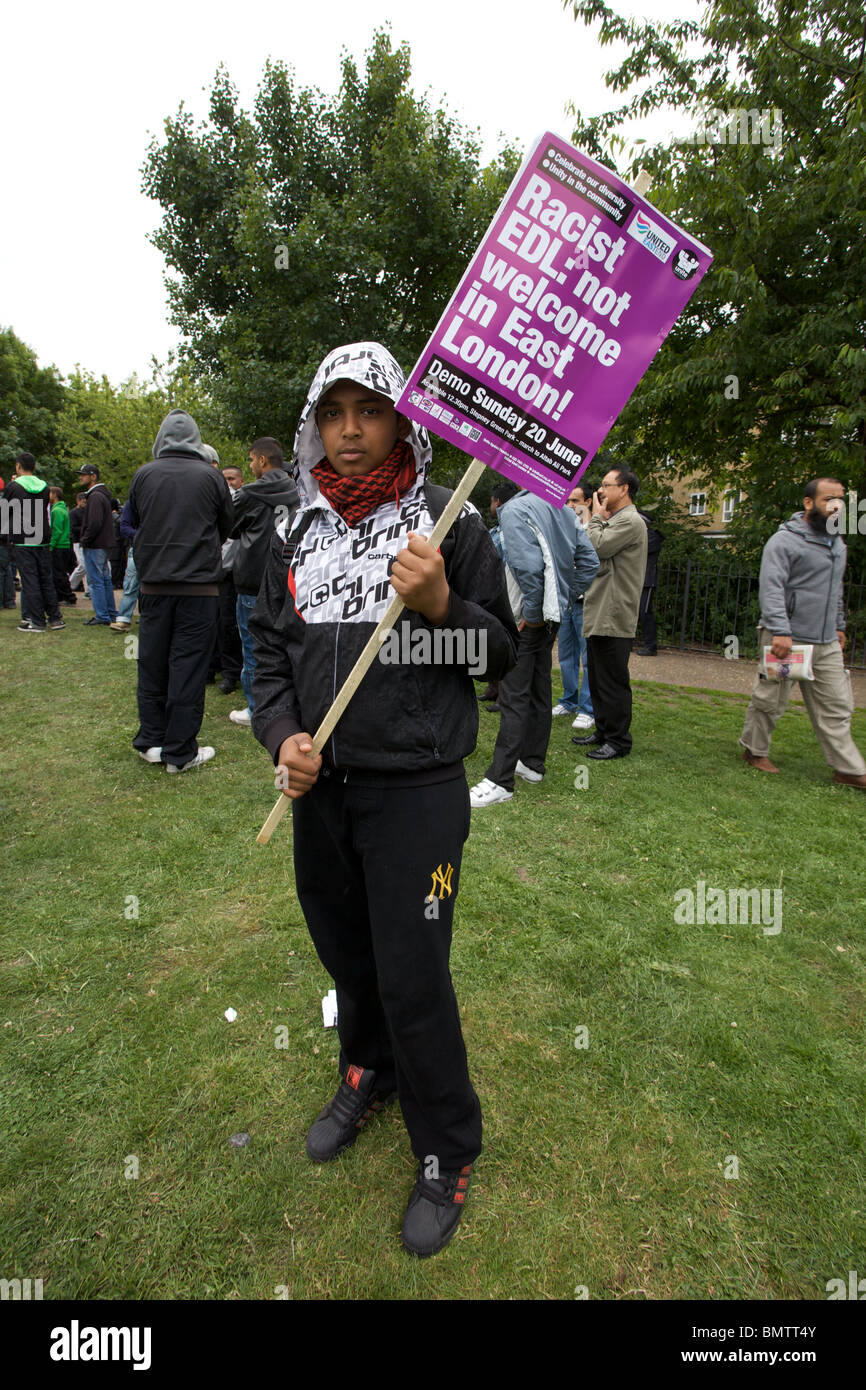 Marche de protestation à travers fasciste anti East London, England, UK. Banque D'Images