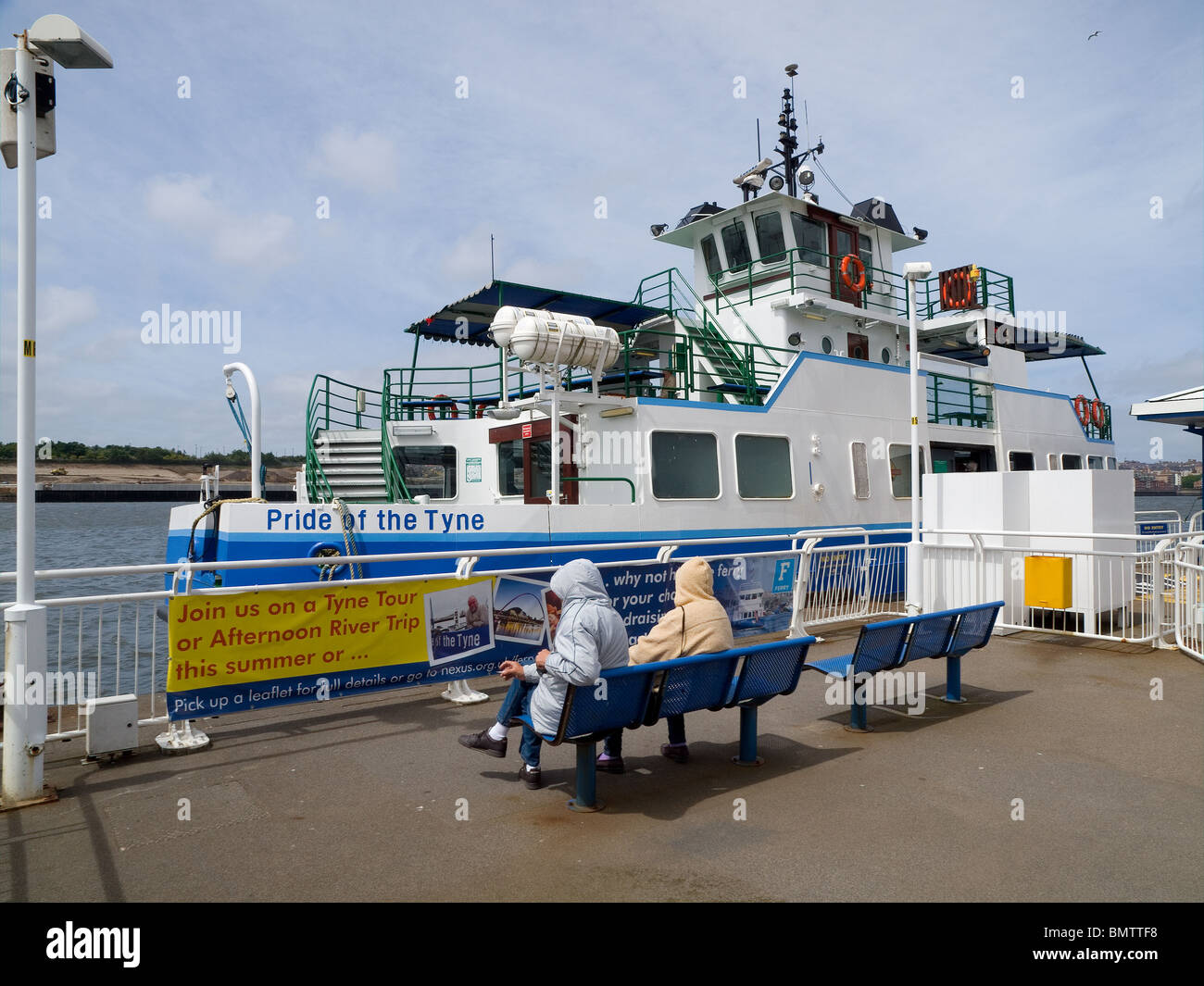 Un bateau au terminal de ferry les protections de transport de passagers sur un service régulier de l'autre côté de la rivière Tyne Banque D'Images