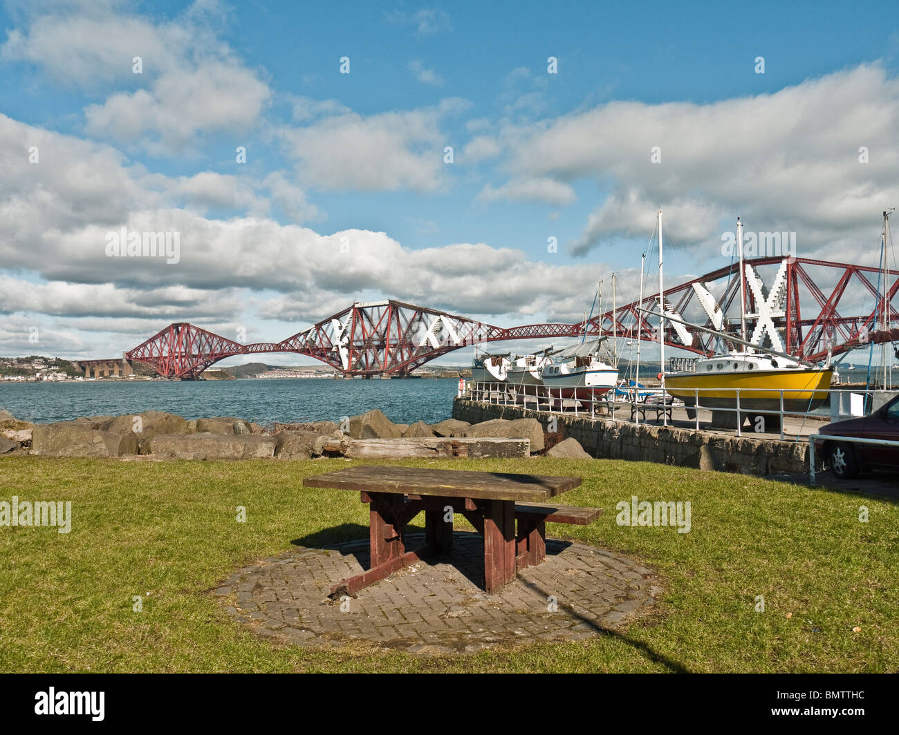Forth Rail Bridge avec table de pique-nique et bateaux, South Queensferry, Edinburgh, Scotland, UK Banque D'Images Forth Rail Bridge avec table de pique-nique et bateaux, South Queensferry, Edinburgh, Scotland, UK Banque D'Images