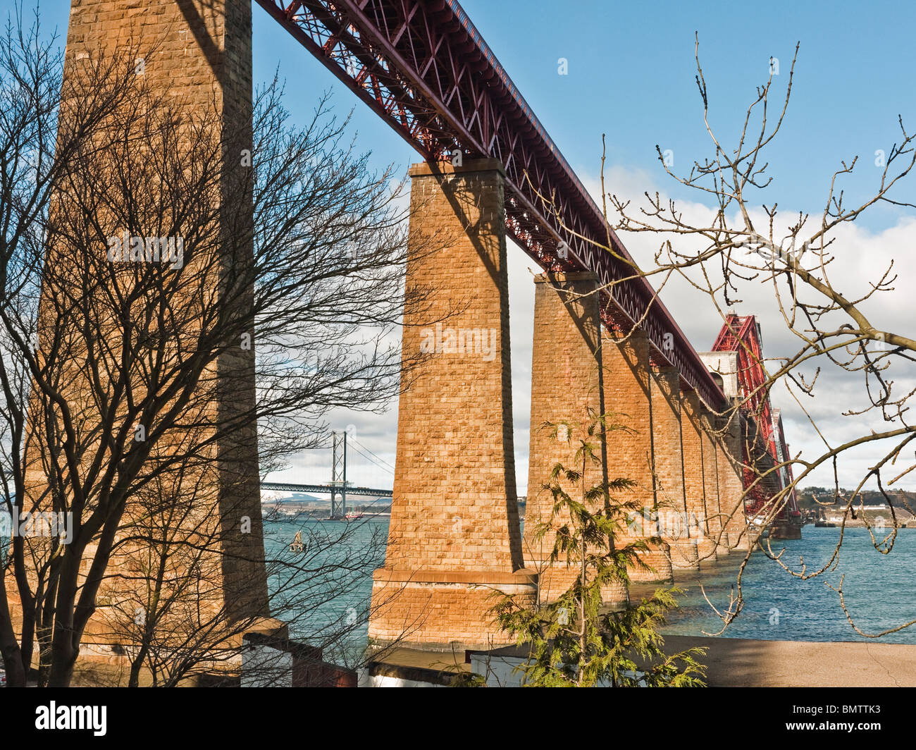 Forth Rail Bridge avec pont-route visible derrière, South Queensferry, Edinburgh, Scotland, UK Banque D'Images Forth Rail Bridge avec pont-route visible derrière, South Queensferry, Edinburgh, Scotland, UK Banque D'Images