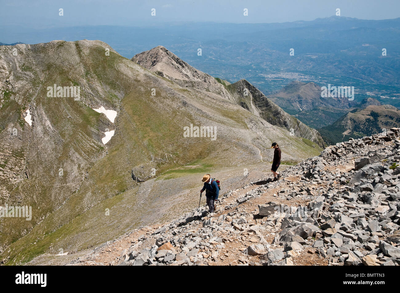 Les marcheurs en ordre décroissant du haut de Profitis Ilias, plus haut sommet du mont Taygète. / La Messénie Laconie Péloponnèse, Grèce Banque D'Images