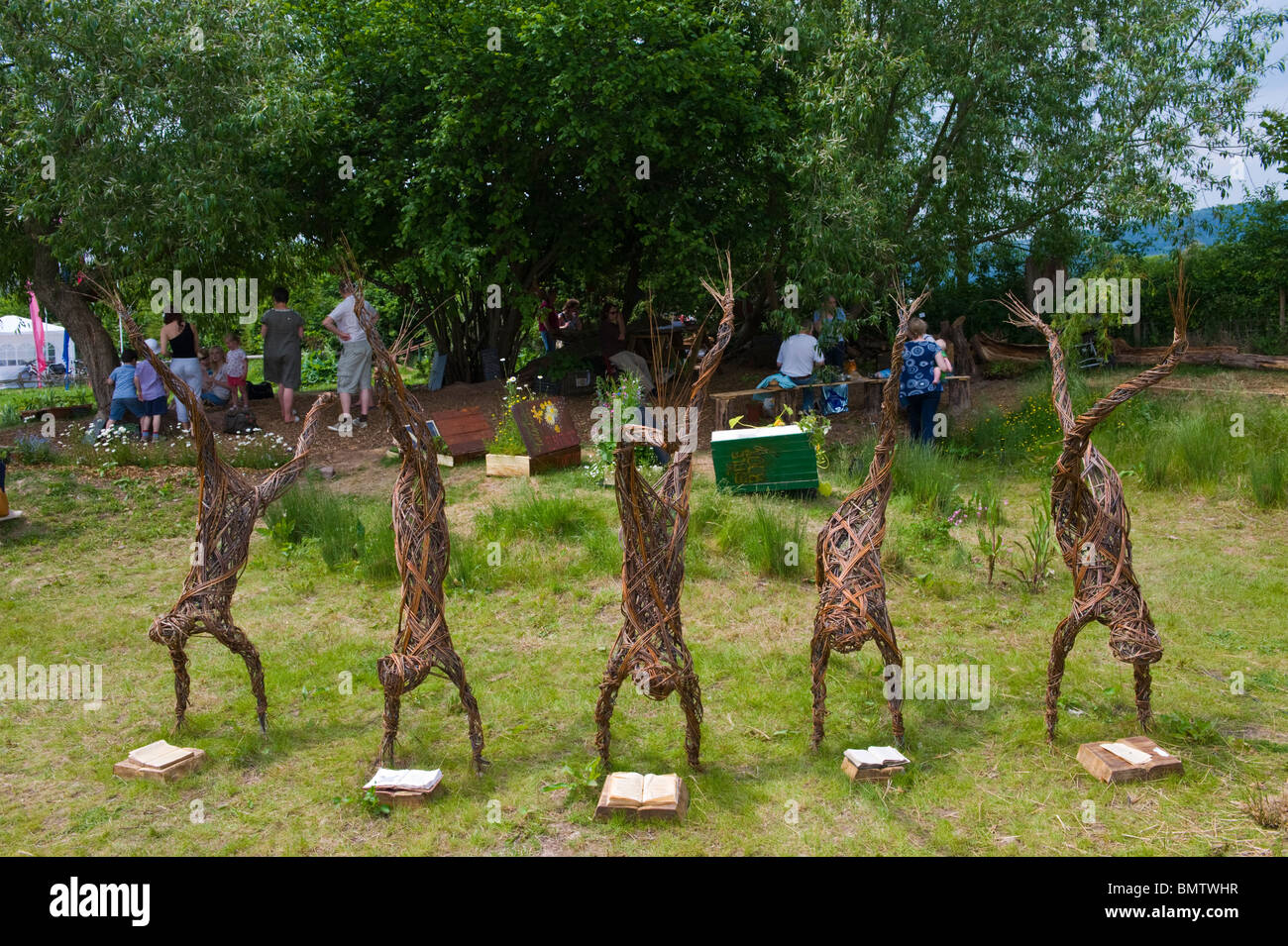 Jardin de permaculture de l'environnement en Transition avec willow sculptures à Hay Festival 2010 Hay-on-Wye Powys Pays de Galles UK Banque D'Images