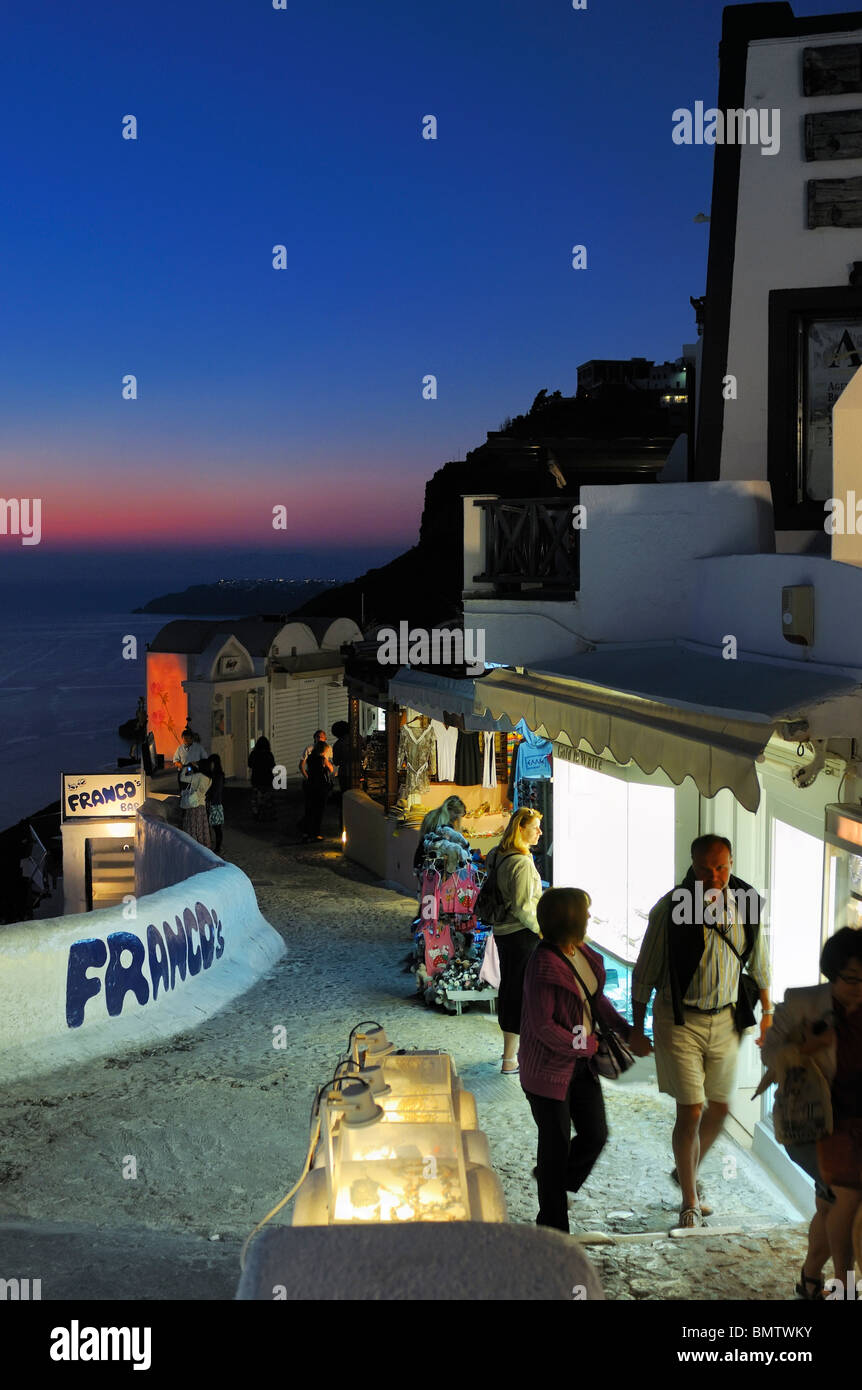Les touristes profiter de la soirée avec le shopping dans les rues étroites du centre-ville de Thira, Santorin, Grèce. Banque D'Images