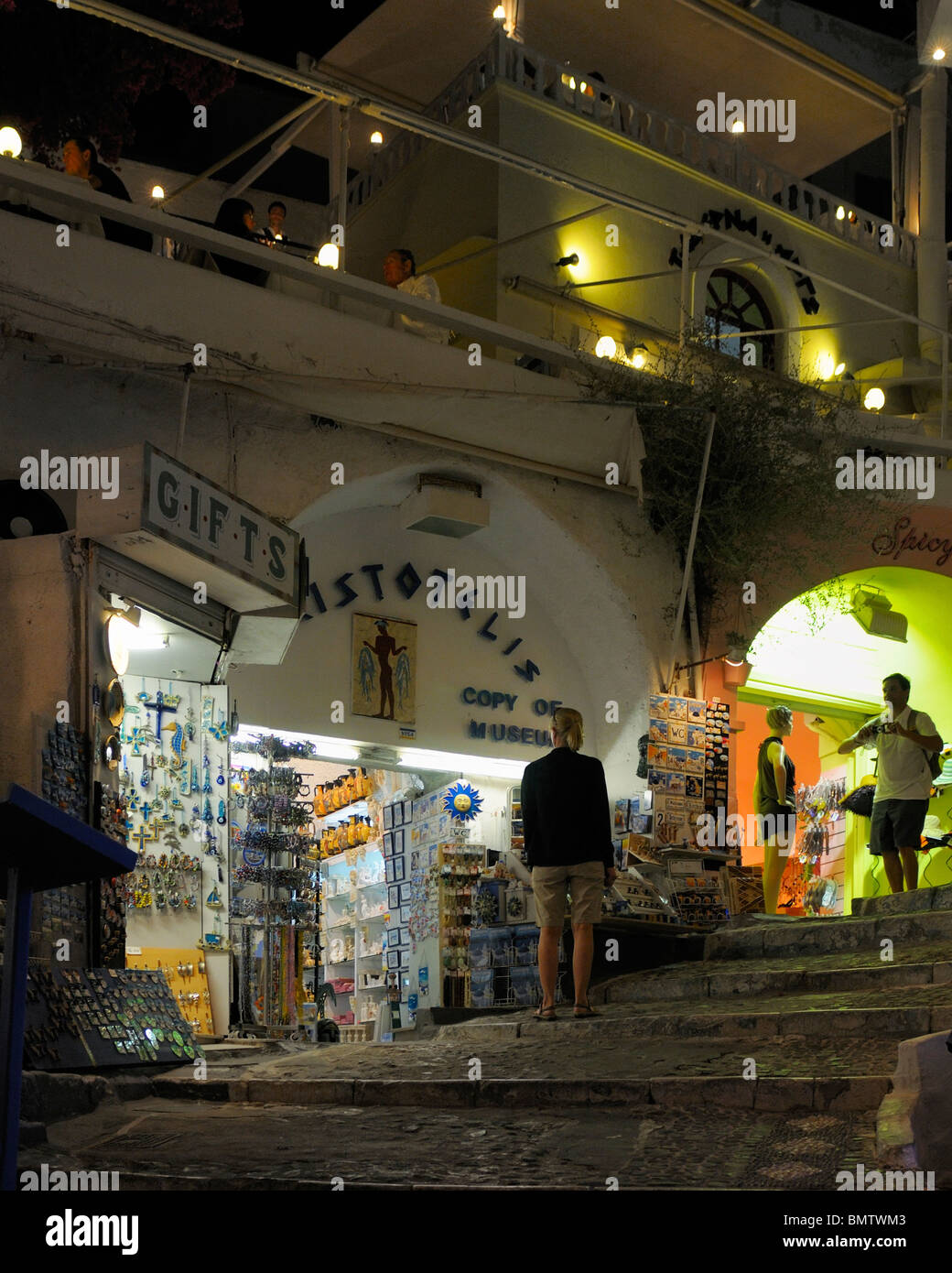 Les touristes profiter de la soirée avec le shopping dans les rues étroites du centre-ville de Thira, Santorin, Grèce. Banque D'Images