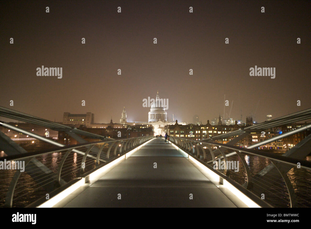Millennium Bridge Londres Angleterre la nuit Banque D'Images