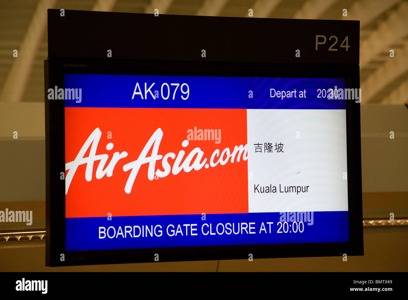 Airasia vérifier dans 24 signer l'aéroport Chek Lap Kok Banque D'Images