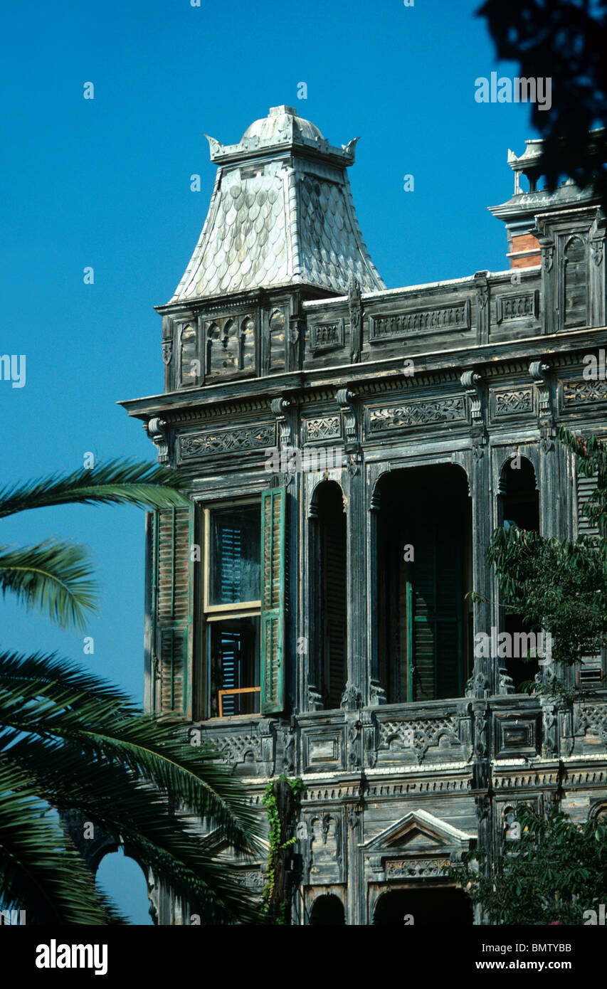 Maison en bois ouvragé xixe siècle ou hôtel particulier de style Empire, l'île de Büyükada, Princes Îles, Istanbul, Turquie Banque D'Images