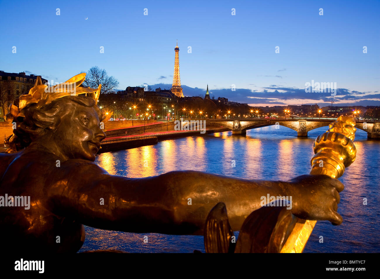 Paris, le Pont Alexandre III de nuit Banque D'Images