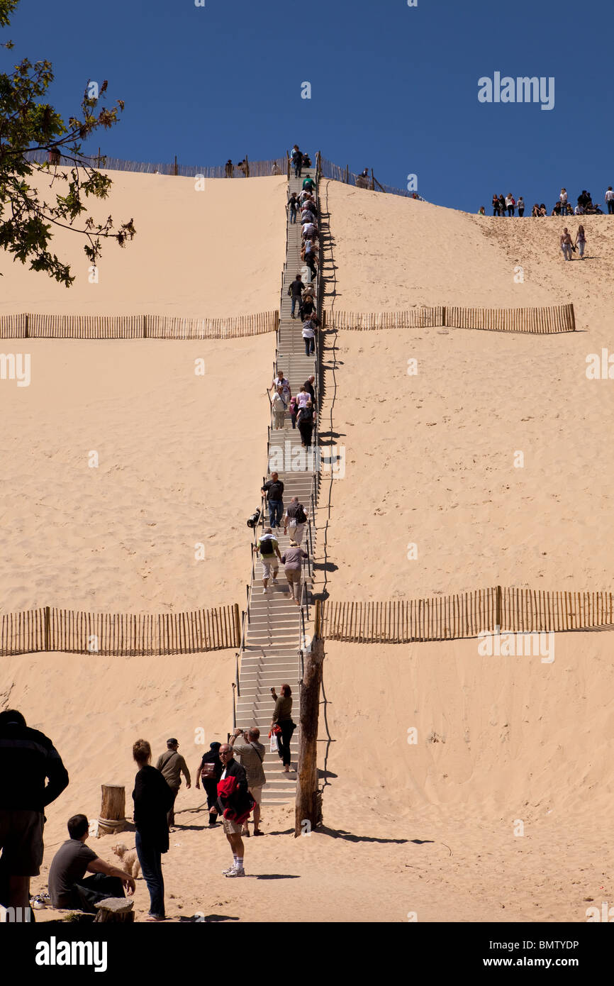 Les touristes Escalade Lele Dune du Pyla, Arcachon, France Banque D'Images